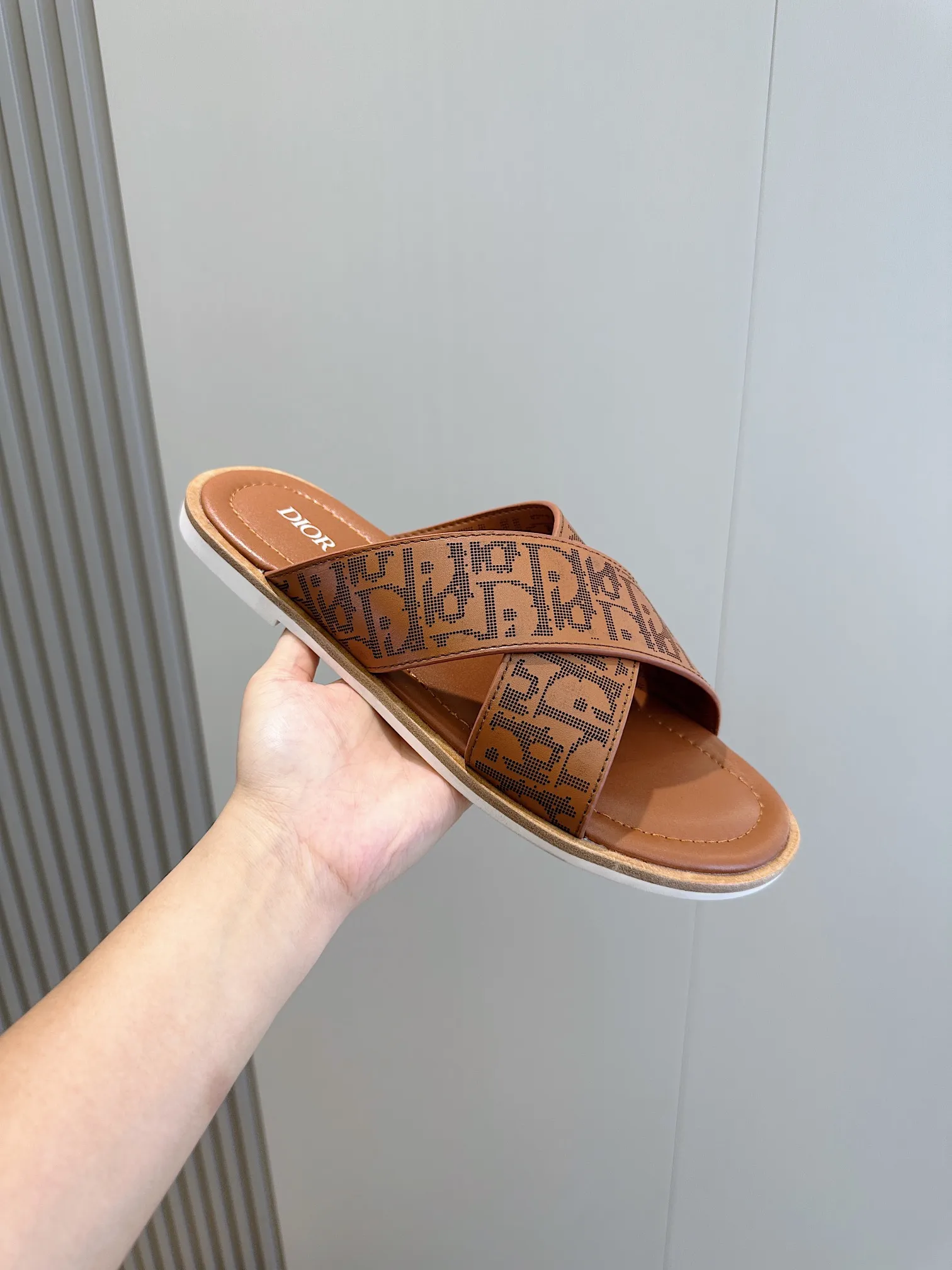 P320 Dior Alias ​​Men's Genuine Leather Slippers This Alias ​​sandal is new for summer, showing casual and elegant style. Carefully crafted from grained cow leather and Oblique printed fabric, with cowhide lining! Cross strap design. The imported cowhide leather and rubber sole adds sophistication and comfort, while Oblique print-effect anti-slip panels add style. Size: 39-44 (customized at 38.45)